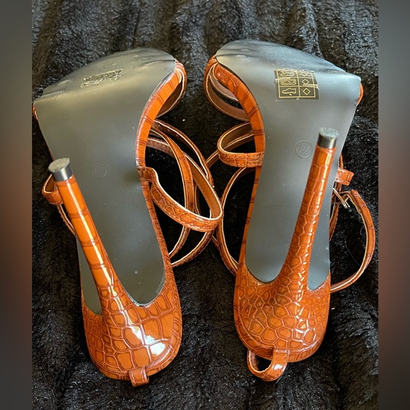 Boohoo Women's Brown Strappy Heels. Size 7 - Picture 6 of 7